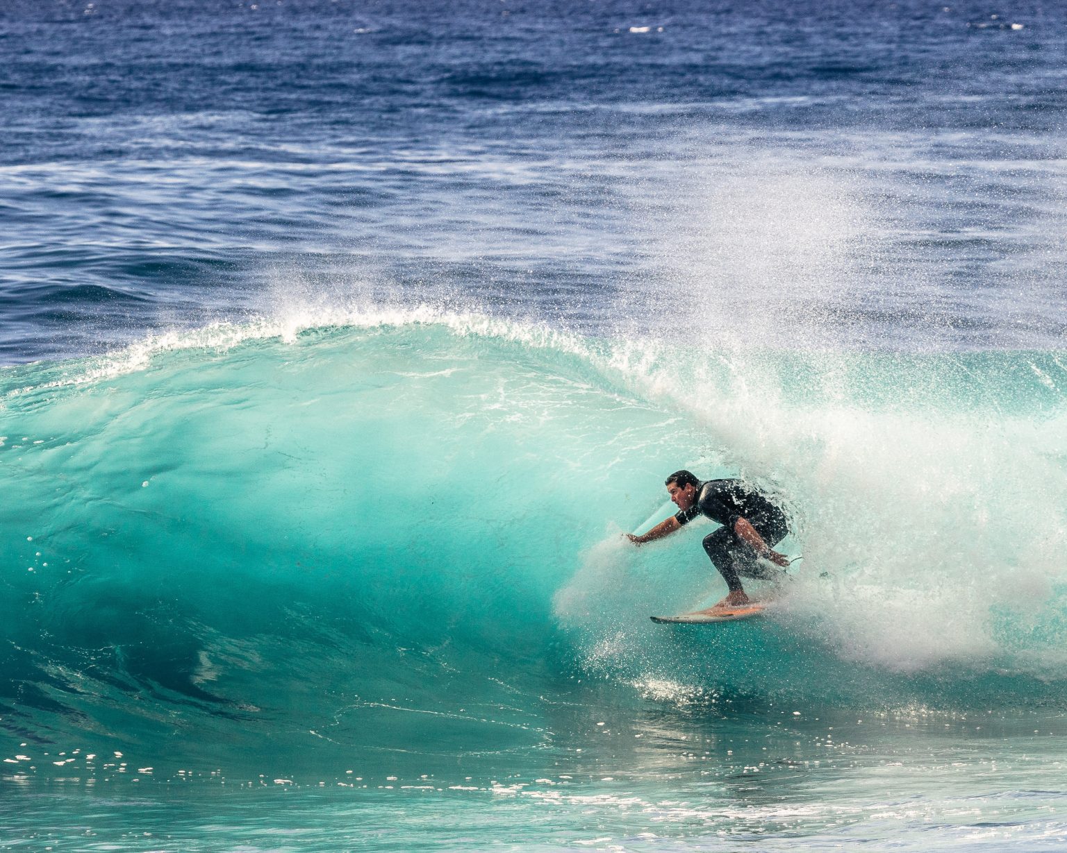 Surf forecast Madeira - surfer riding a barrel wave in Jardim do Mar